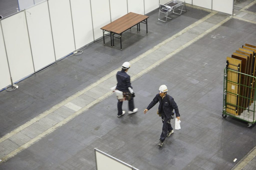 カゴ車による資材の搬入作業