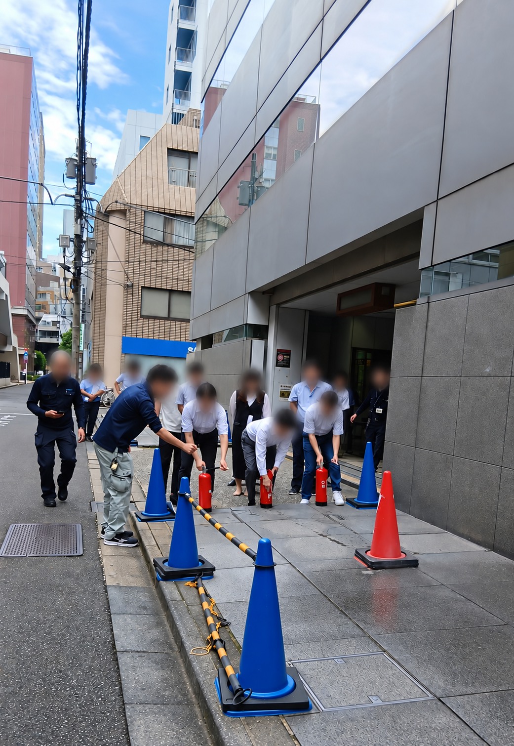 帝都三崎町ビルで行われた自衛消防訓練で、消火器を使用する参加者