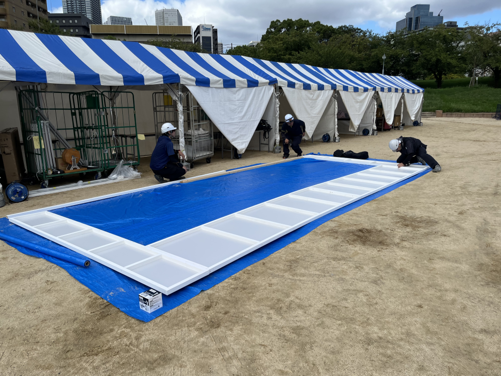 屋外イベントの動線に敷いた養生マットによる足元対策